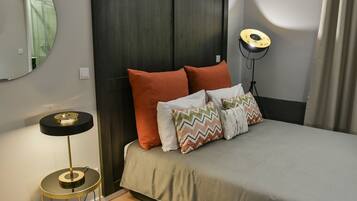 Skrivebord, internetforbindelse, sengetøj