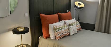 Desk, Internet, bed sheets