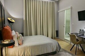 Escritorio, acceso a internet y ropa de cama 