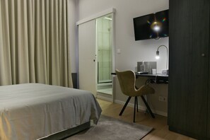 Escritorio, internet y ropa de cama 