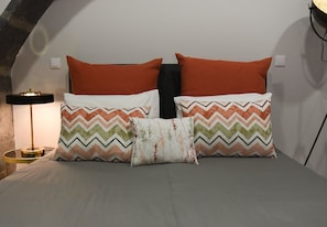 Desk, Internet, bed sheets