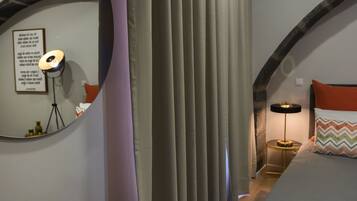 Desk, Internet, bed sheets