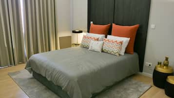 Escrivaninha, acesso à internet, roupa de cama