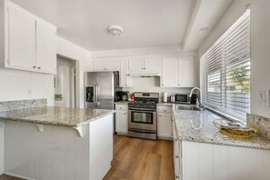 Kjøleskap, ovn, kokeplater og oppvaskmaskin