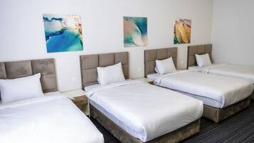 Habitación cuádruple estándar | Caja de seguridad en la habitación, insonorización y wifi gratis