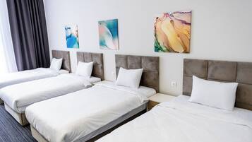 Habitación cuádruple estándar | Caja fuerte, sistema de insonorización, wifi gratis