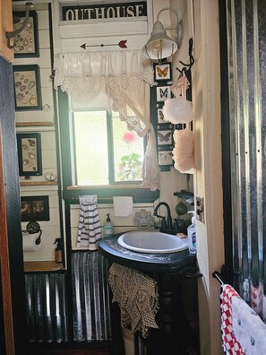 تجهيزات دش، مناشف، صابون، ورق حمّام