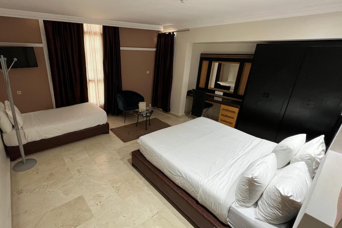 Een kluis op de kamer, verduisterende gordijnen, gratis wifi