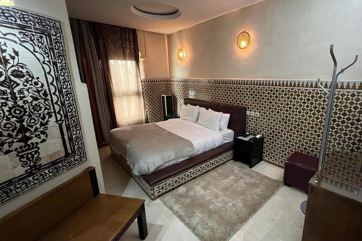 Een kluis op de kamer, verduisterende gordijnen, gratis wifi