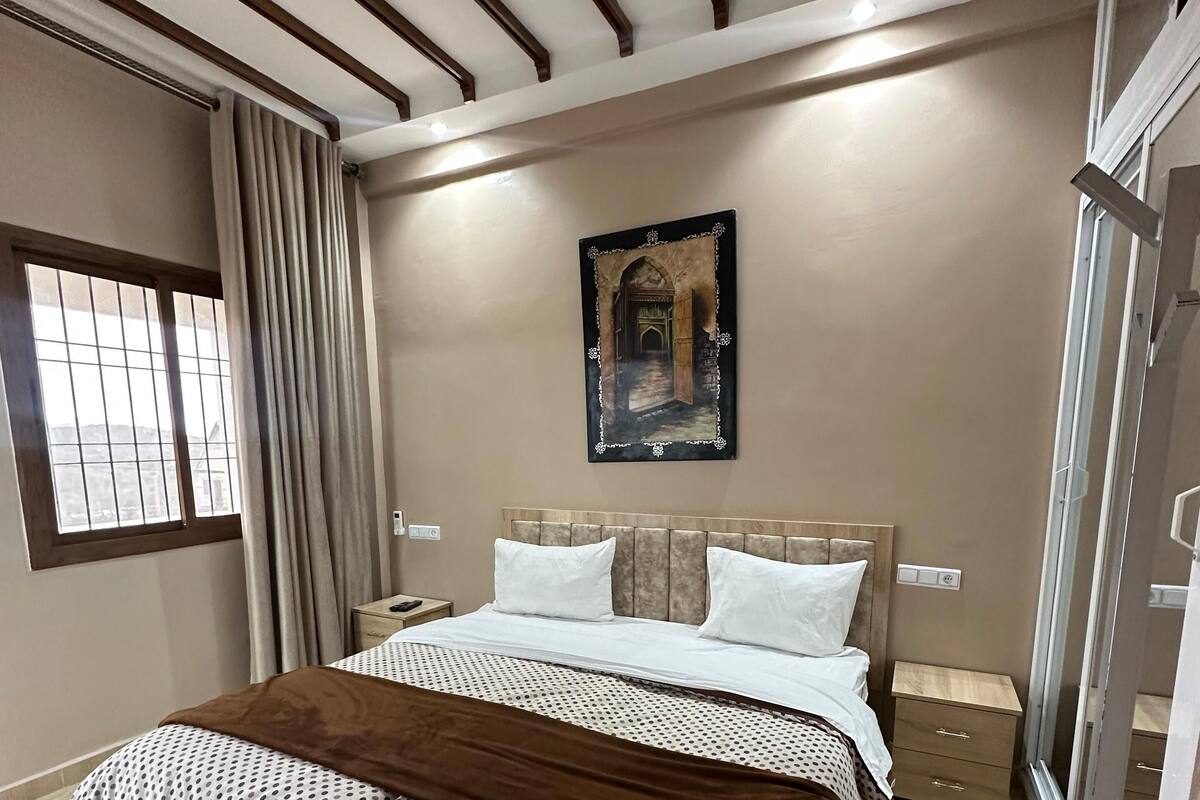 Een kluis op de kamer, verduisterende gordijnen, gratis wifi