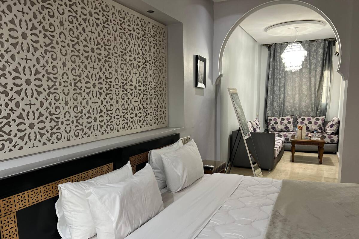 Deluxe Suite | In-room safe, blackout drapes, free WiFi