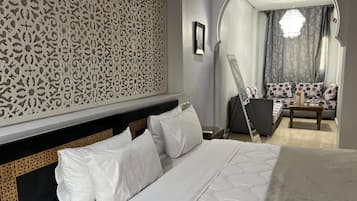 Deluxe Suite | In-room safe, blackout drapes, free WiFi