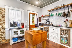 Kjøleskap, ovn, kokeplater og oppvaskmaskin