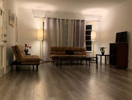 Bargain Beverly Hills, bright 1 bedroom. Gr8 area!
