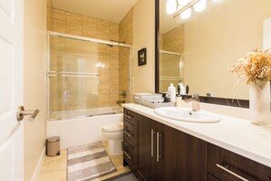 مجففات شعر، مناشف، صابون، ورق حمّام