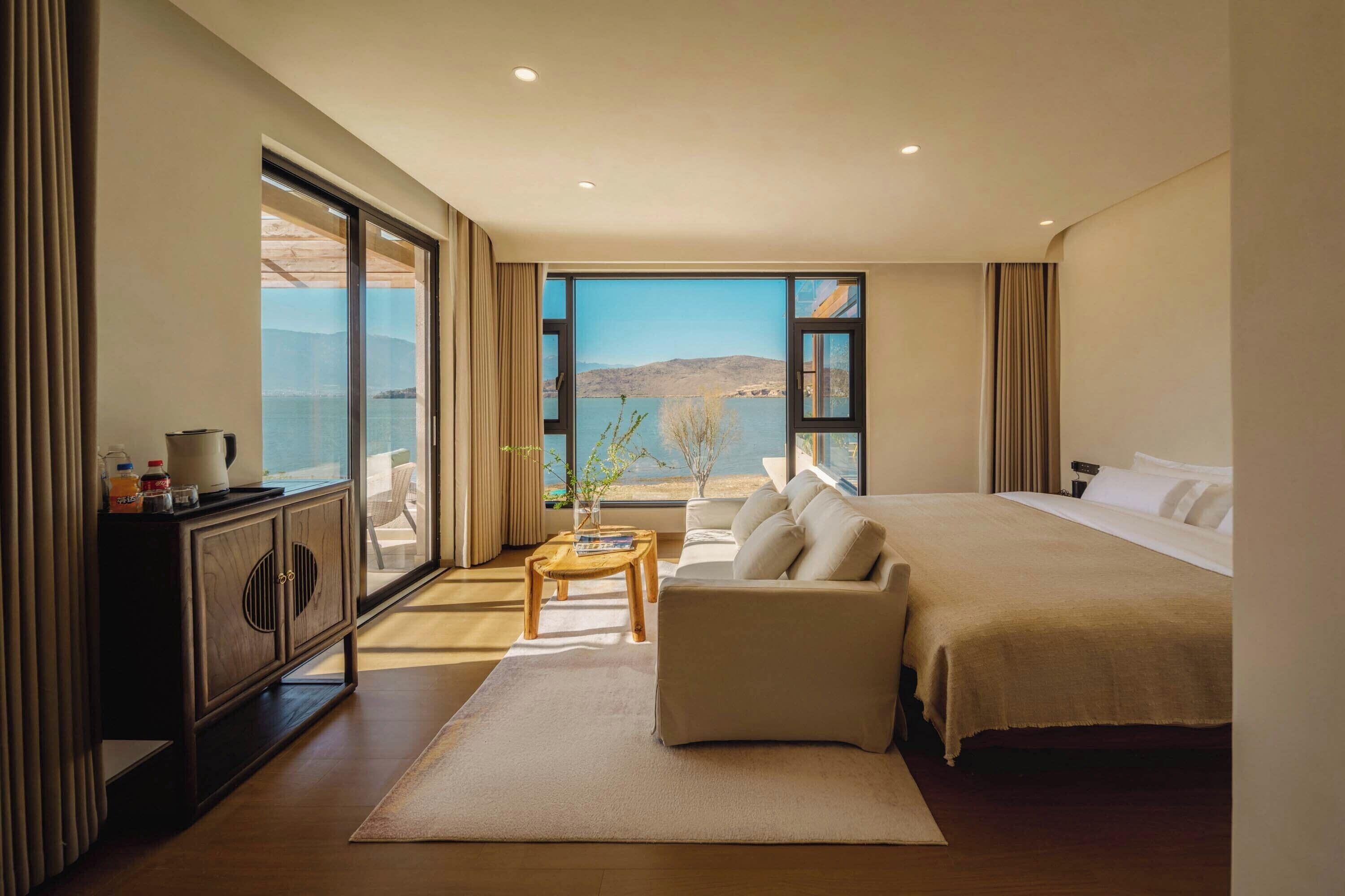 办公桌、笔记本电脑工作区、遮光窗帘、隔音