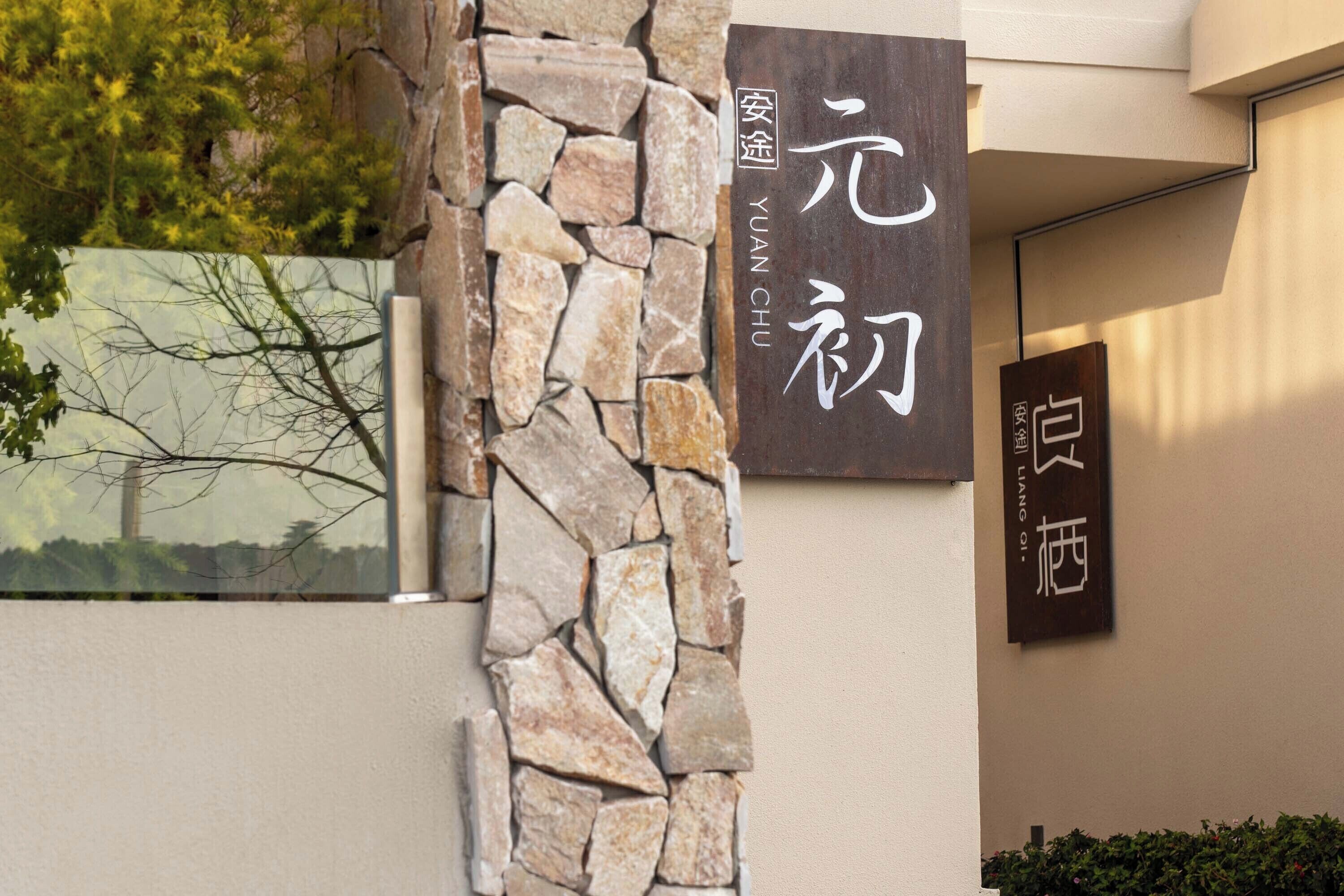 Escritorio, espacio para trabajar con laptop y cortinas blackout 