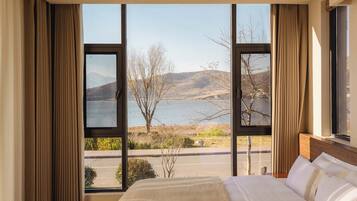 Family Room, Ocean View | Desk, laptop workspace, blackout drapes, soundproofing