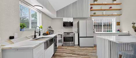 Micro-ondes, four, plaque de cuisson, lave-vaisselle