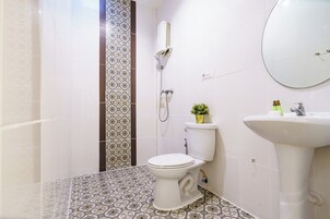 Deluxe Room | Bathroom | Shower, free toiletries, soap, shampoo