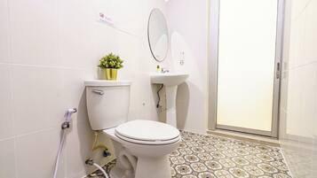 Deluxe Room | Bathroom | Shower, free toiletries, soap, shampoo