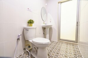 Deluxe Room | Bathroom | Shower, free toiletries, soap, shampoo