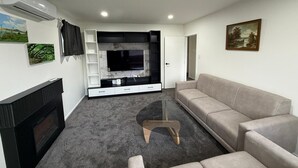 TV, fireplace - Beautiful 3-bedroom house in Upper Hutt Central (Upper Hutt)
