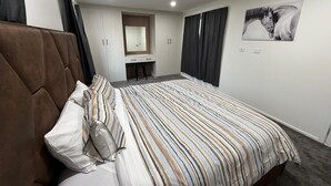 3 bedrooms, WiFi (free), bed sheets - Beautiful 3-bedroom house in Upper Hutt Central (Upper Hutt)