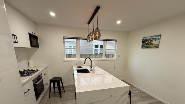 Microwave, oven, stovetop, dishwasher - Beautiful 3-bedroom house in Upper Hutt Central (Upper Hutt)