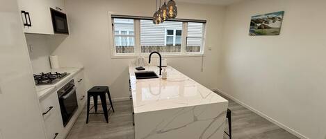 Micro-ondes, four, plaque de cuisson, lave-vaisselle