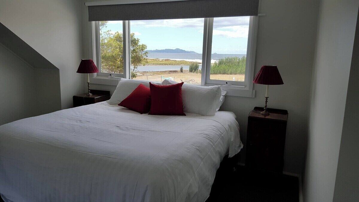 2 bedrooms, iron/ironing board, bed sheets