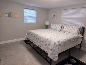 2 soverom, skrivebord, strykejern/-brett og wi-fi (inkludert)