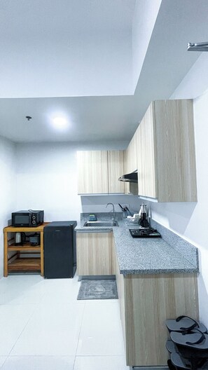 Shared Dormitory, 1 Bedroom, Balcony | Private kitchen
