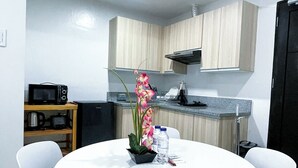 Shared Dormitory, 1 Bedroom, Balcony | Tempat makan