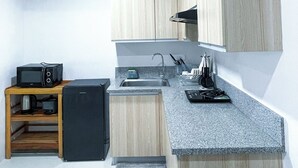 Shared Dormitory, 1 Bedroom, Balcony | Dapur peribadi