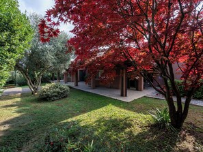 Property grounds - Stunning  villa for 8 people with WIFI, TV and pets allowed (Penango)