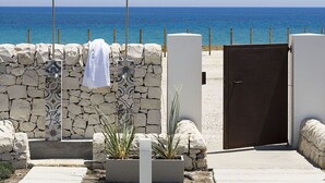 A stone wall with a towel hanging on it, a door, and a view of the sea. - Wonderful private villa for 6 people with WIFI, A/C, private pool, TV, terrace and panoramic view (Reitani)