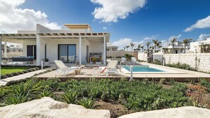 A modern villa with a pool, outdoor seating, and a view of the sea. - Wonderful private villa for 6 people with WIFI, A/C, private pool, TV, terrace and panoramic view (Reitani)