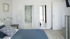 A bedroom with a bed, bedside table, lamp, and a wardrobe. - Wonderful private villa for 6 people with WIFI, A/C, private pool, TV, terrace and panoramic view (Reitani)