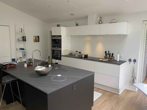 Réfrigérateur, four, plaque de cuisson, lave-vaisselle