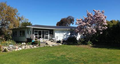 Charming Motueka Getaway With Air-con