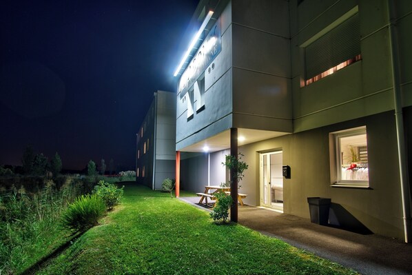 Exterior - Relaxing Room with Free Parking, and Quick Drive to Biarritz (Mouguerre)