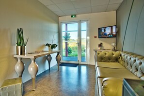 Living area - Relaxing Room with Free Parking, and Quick Drive to Biarritz (Mouguerre)