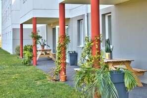 Outdoor dining - Relaxing Room with Free Parking, and Quick Drive to Biarritz (Mouguerre)