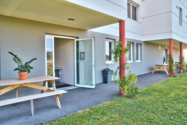 Outdoor dining - Relaxing Room with Free Parking, and Quick Drive to Biarritz (Mouguerre)