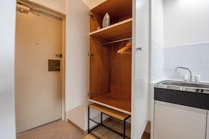 Sèche-cheveux, bidet, serviettes fournies, savon