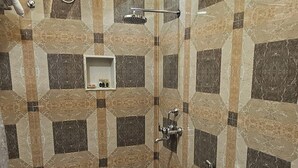 A modern bathroom with a shower, toilet, and sink. - Krishna Homestay (Varanasi)