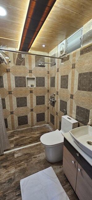 Shower - Krishna Homestay (Varanasi)