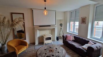 Televisie, een open haard, een tafeltennistafel en boeken