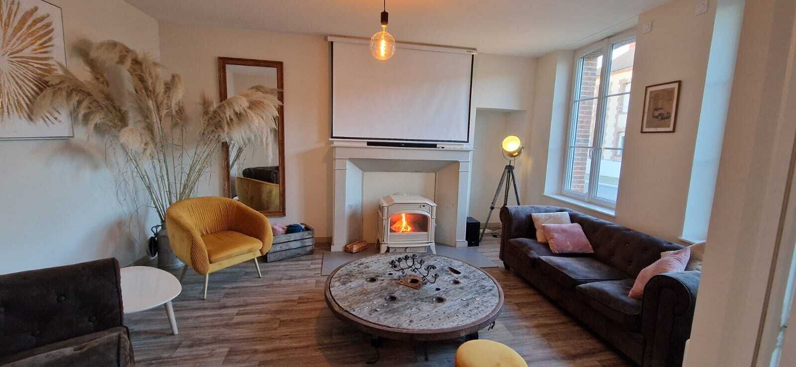 テレビ、暖炉、卓球台、書庫